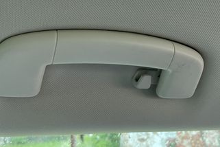 Máte ho v autě i vy. Skrytý háček, který nikdo nepoužívá. Geniální vychytávka má svá rizika